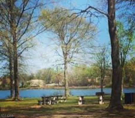 Exterior, Lake
