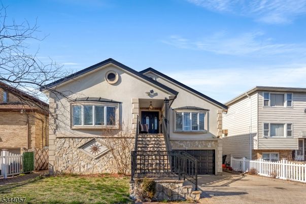 Attached, Exterior, Facade, Rowhouse