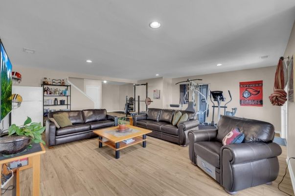 Fitness Equipment, Interior, Living room, Recessed Lighting, Wood Texture Flooring