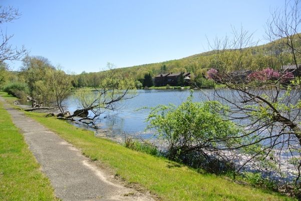 Exterior, Lake