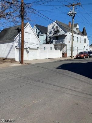 Attached, Exterior, Facade, Cape Cod