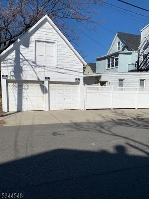 Attached, Exterior, Facade, Farmhouse