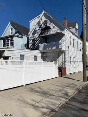 Exterior, Facade, Queen Anne Victorian