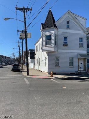 Exterior, Facade, Queen Anne Victorian