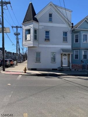 Exterior, Facade, Queen Anne Victorian
