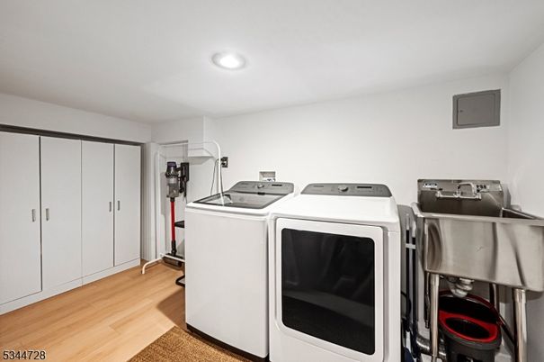 Interior, Recessed Lighting, Washer, Wood Texture Flooring