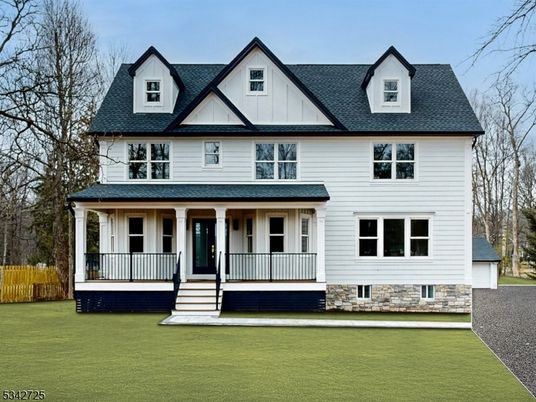 Exterior, Facade, Farmhouse