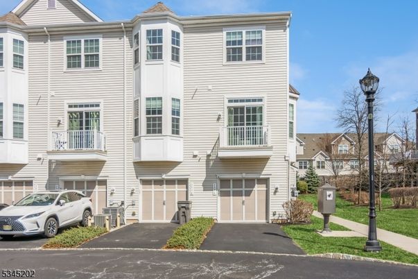 Attached, Exterior, Facade, Rowhouse