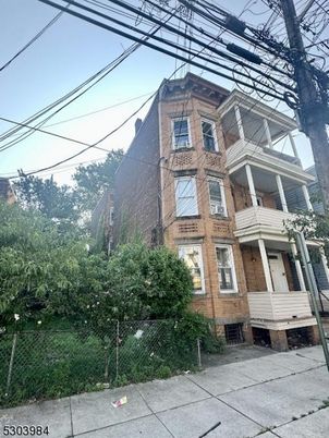 Exterior, Facade, Brick Facade, Rowhouse