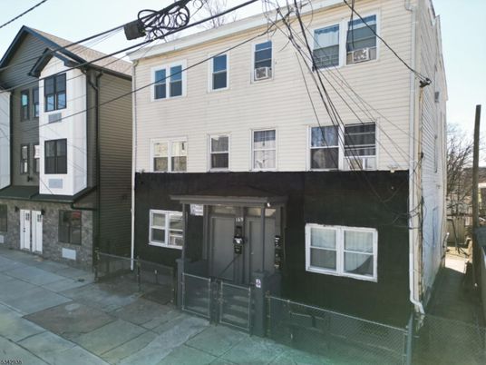 Exterior, Facade, Rowhouse