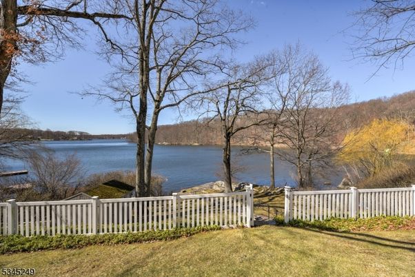 Exterior, Lake