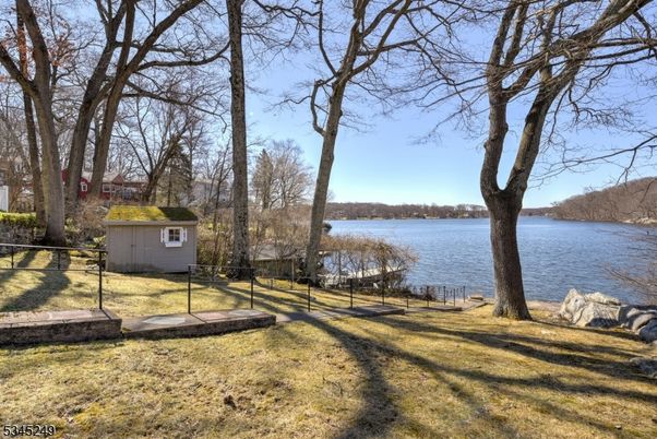 Exterior, Lake