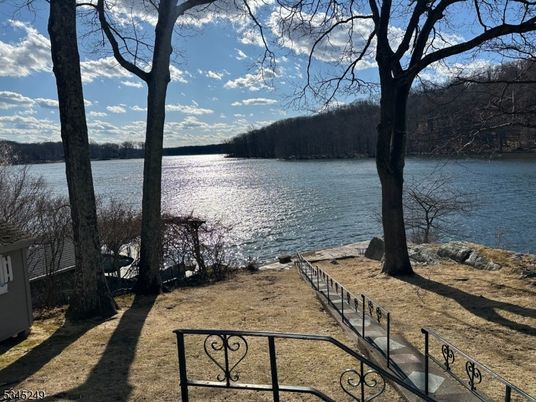 Exterior, Lake