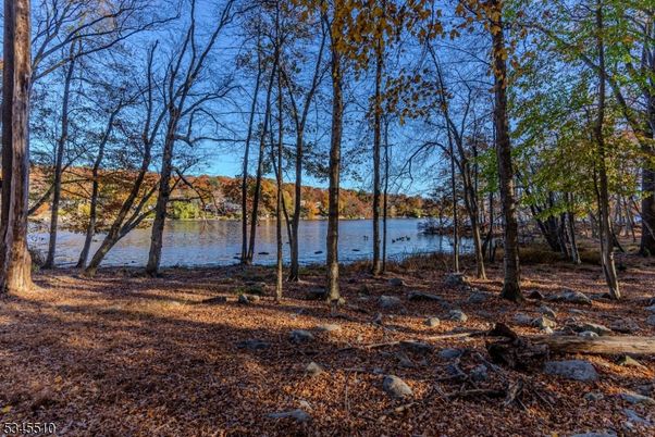 Exterior, Lake