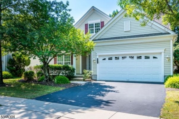 Attached, Exterior, Facade, American Craftsman