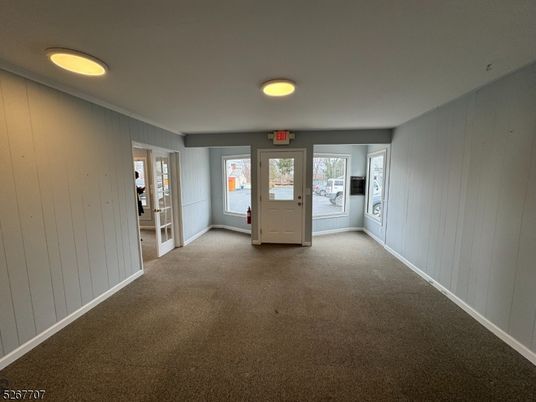 Empty room, Interior