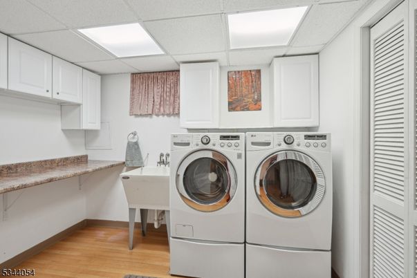 Interior, Utility Closets, Washer, Wood Texture Flooring