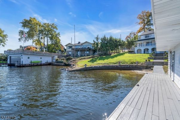 Exterior, Lake