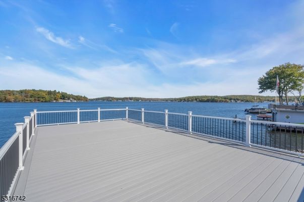 Exterior, Lake