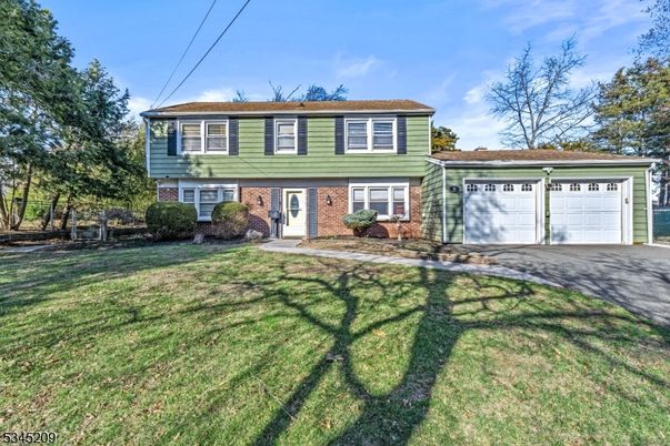 Attached, Exterior, Facade, Brick Facade, Raised Ranch