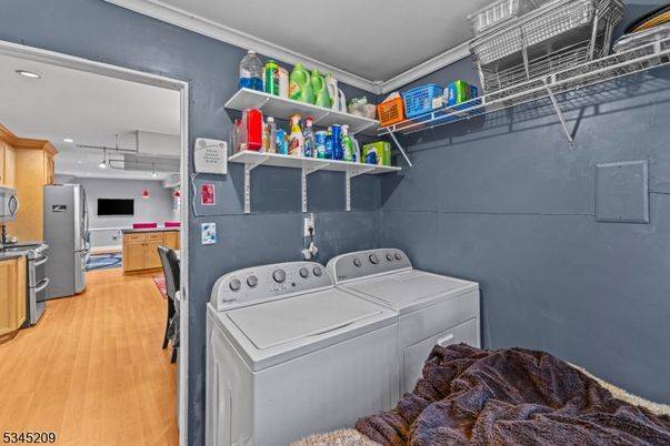 Interior, Recessed Lighting, Washer, Wood Texture Flooring