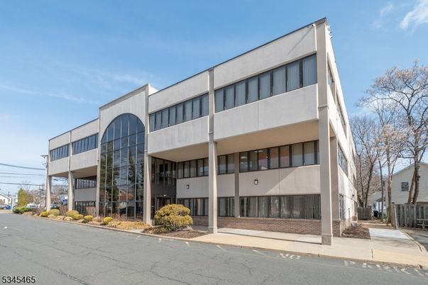 Exterior, Facade, Modern
