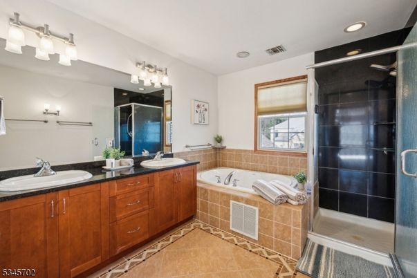 Bathroom, Dual Sink Vanities, Interior, Recessed Lighting
