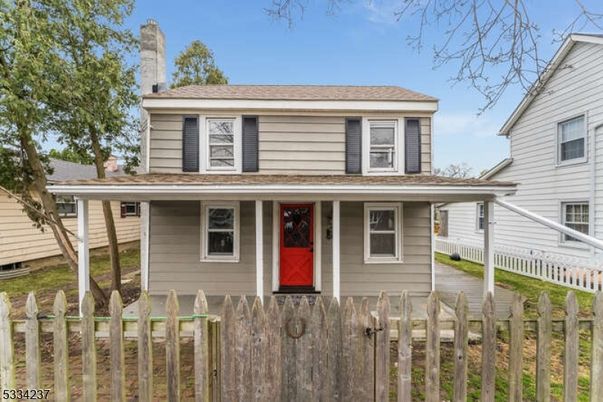 Exterior, Facade, American Foursquare