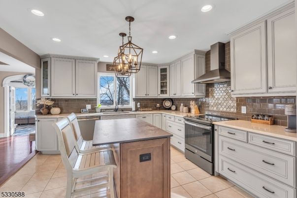 Chandelier, Dining room, Interior, Kitchen, Pendant Lights, Recessed Lighting, Stainless Steel Appliances