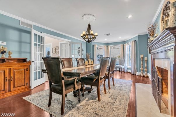 Chandelier, Dining room, Interior, Recessed Lighting, Wood Texture Flooring