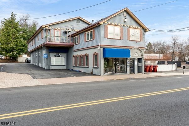 Attached, Exterior, Facade, Queen Anne Victorian