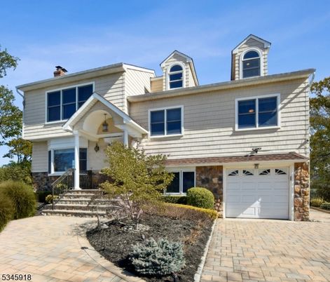 Attached, Exterior, Facade, Split Level