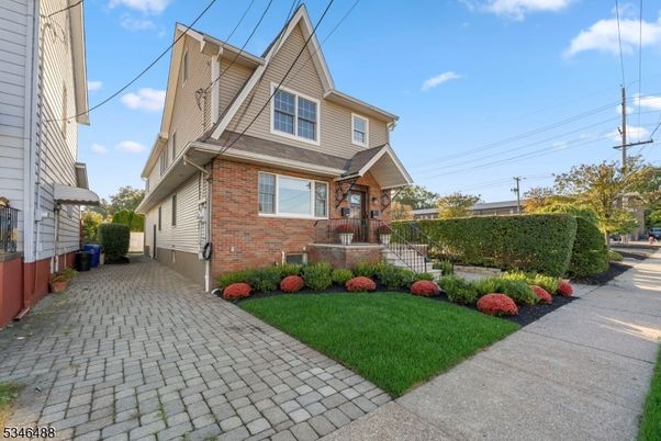 Exterior, Facade, Brick Facade, Queen Anne Victorian