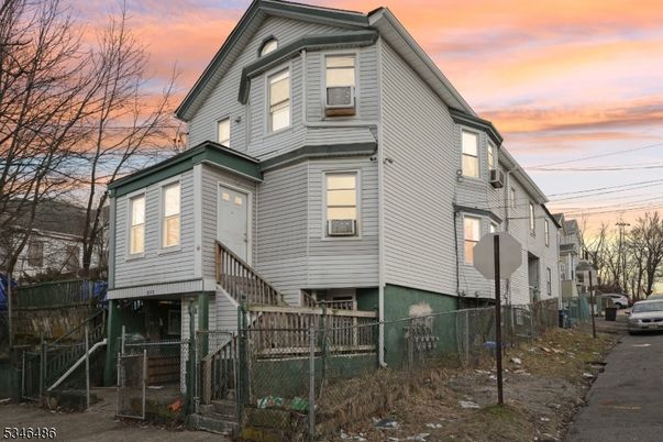 Exterior, Facade, Queen Anne Victorian