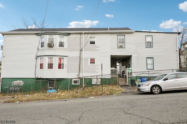 Exterior, Facade, Rowhouse