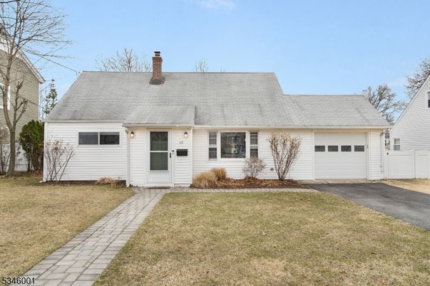 Attached, Exterior, Facade, Cape Cod