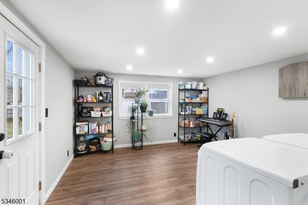 Interior, Piano, Recessed Lighting, Wood Texture Flooring