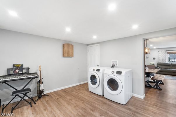 Interior, Recessed Lighting, Washer, Wood Texture Flooring