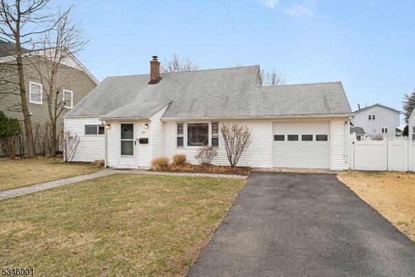 Attached, Exterior, Facade, Cape Cod