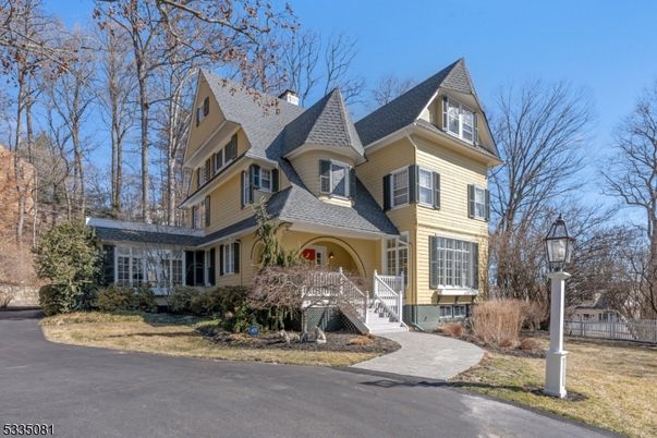 Exterior, Facade, Queen Anne Victorian