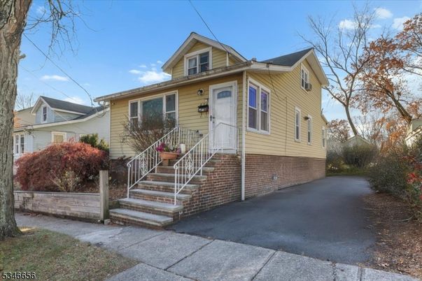 Exterior, Facade, Brick Facade, American Foursquare