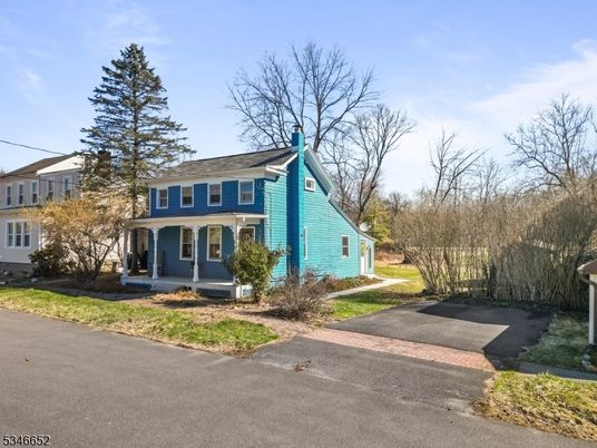 Backyard, Exterior, Facade, Queen Anne Victorian