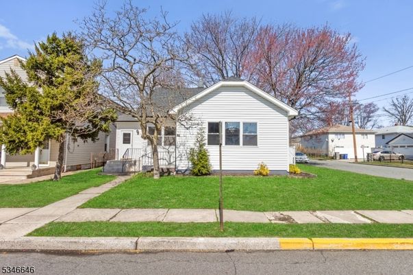 Exterior, Facade, Ranch
