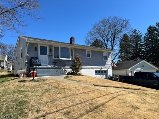 Attached, Exterior, Facade, Cape Cod