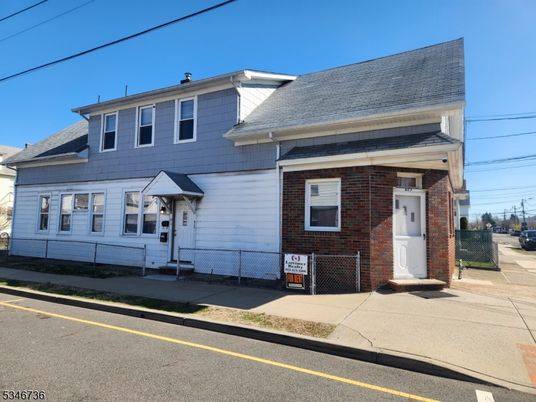 Exterior, Facade, Brick Facade, American Foursquare