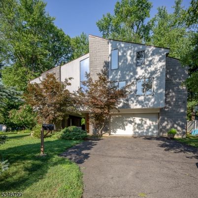 Attached, Backyard, Exterior, Facade, Modern
