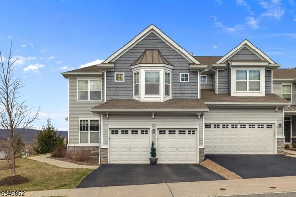 Attached, Exterior, Facade, American Craftsman