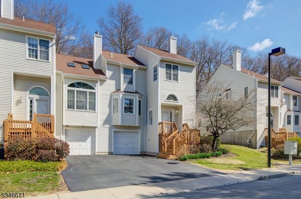 Attached, Exterior, Facade, Rowhouse