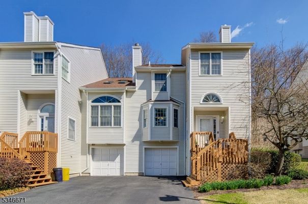 Attached, Exterior, Facade, Rowhouse