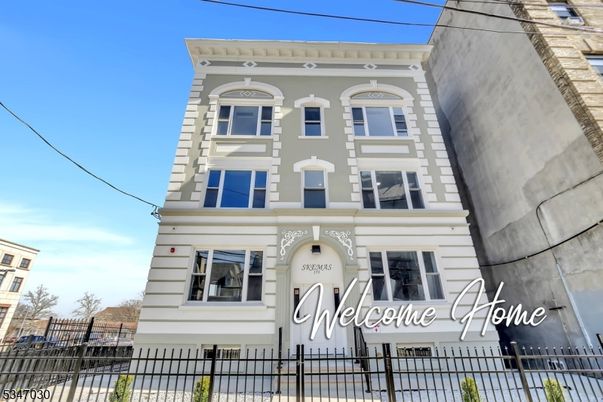 Exterior, Facade, Rowhouse